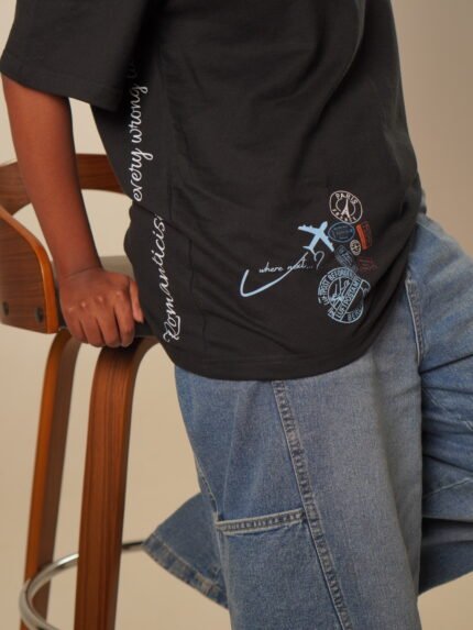 Black oversized tee with travel stamps and Romanticising every wrong turn sleeve print on women Lascialo Essere Every Wrong Turn Drop 01