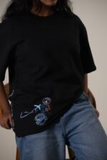 Black oversized tee with travel stamps and Romanticising every wrong turn sleeve print on women Lascialo Essere Every Wrong Turn Drop 01